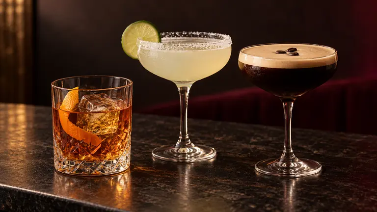 Old Fashioned, Margarita und Espresso Martini auf einer dunklen Bar